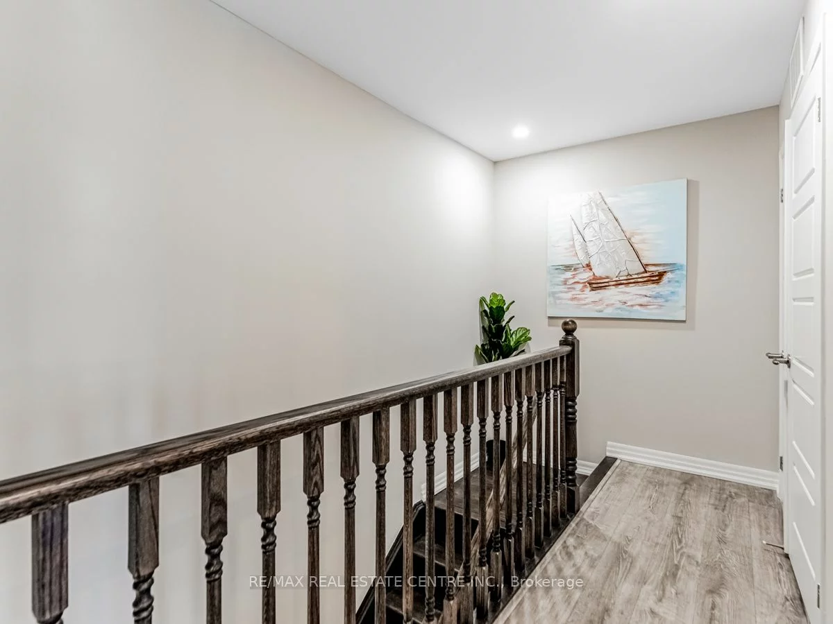 128 Burnhamthorpe Rd E, Oakville