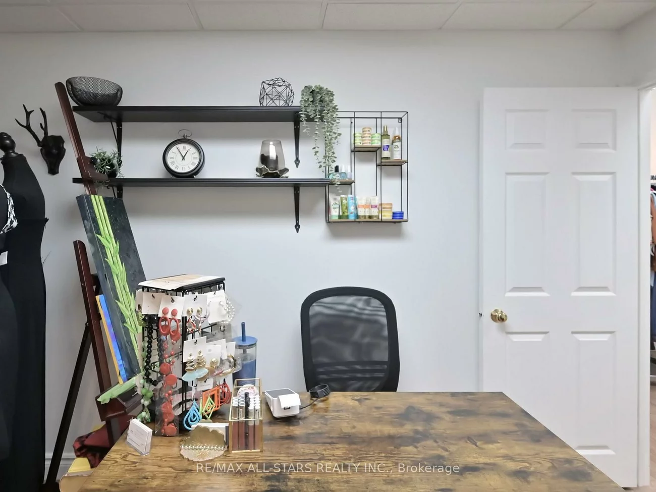 38, Wellington, Aurora Village, Aurora