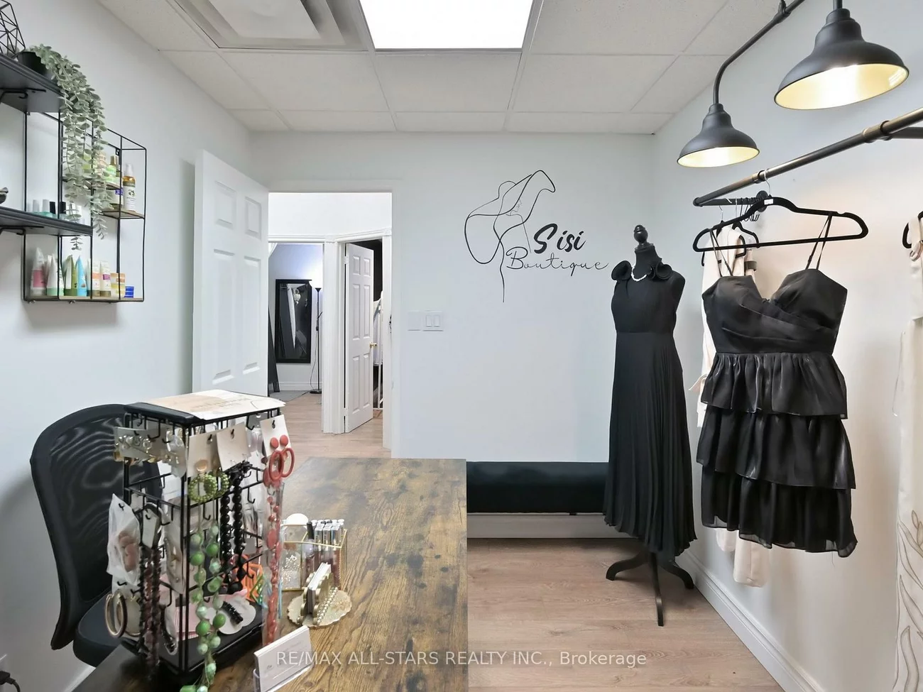 38, Wellington, Aurora Village, Aurora