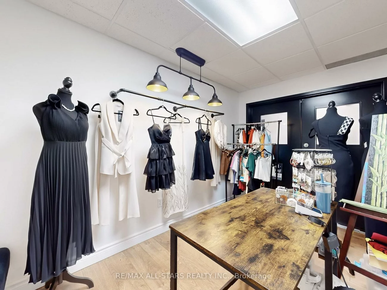 38, Wellington, Aurora Village, Aurora