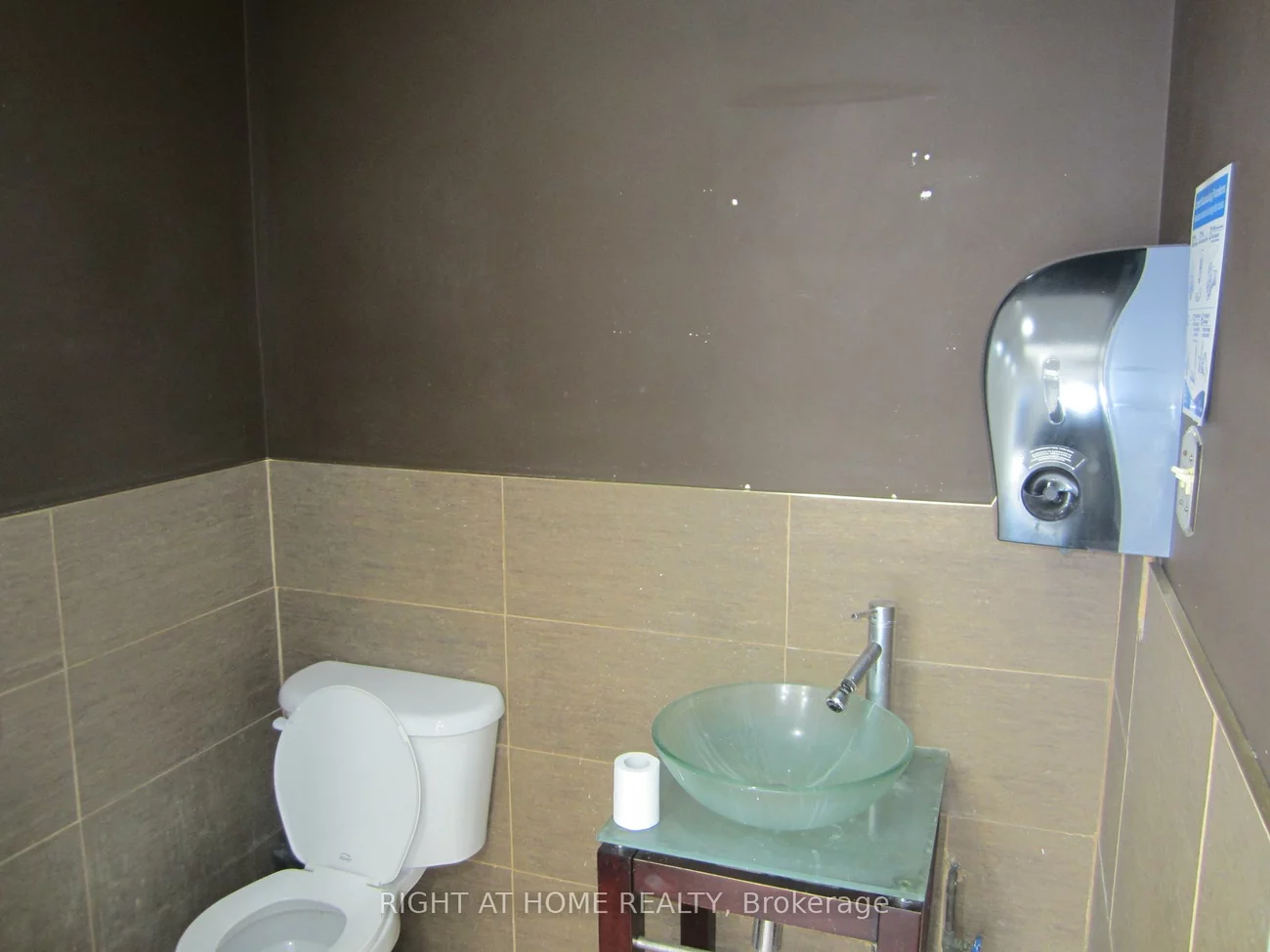 18, Wellington, Aurora Village, Aurora