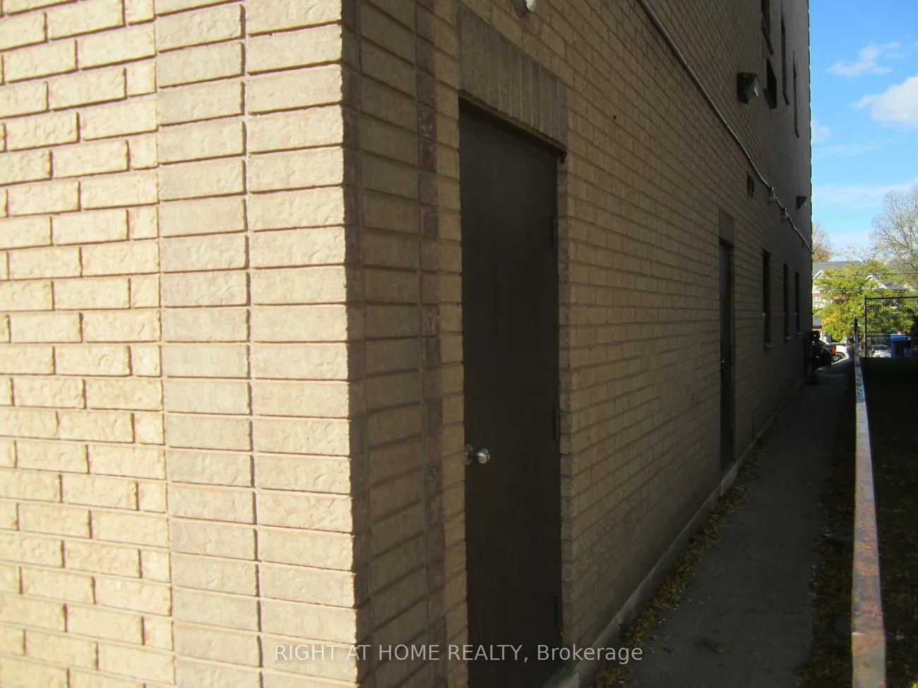 18, Wellington, Aurora Village, Aurora