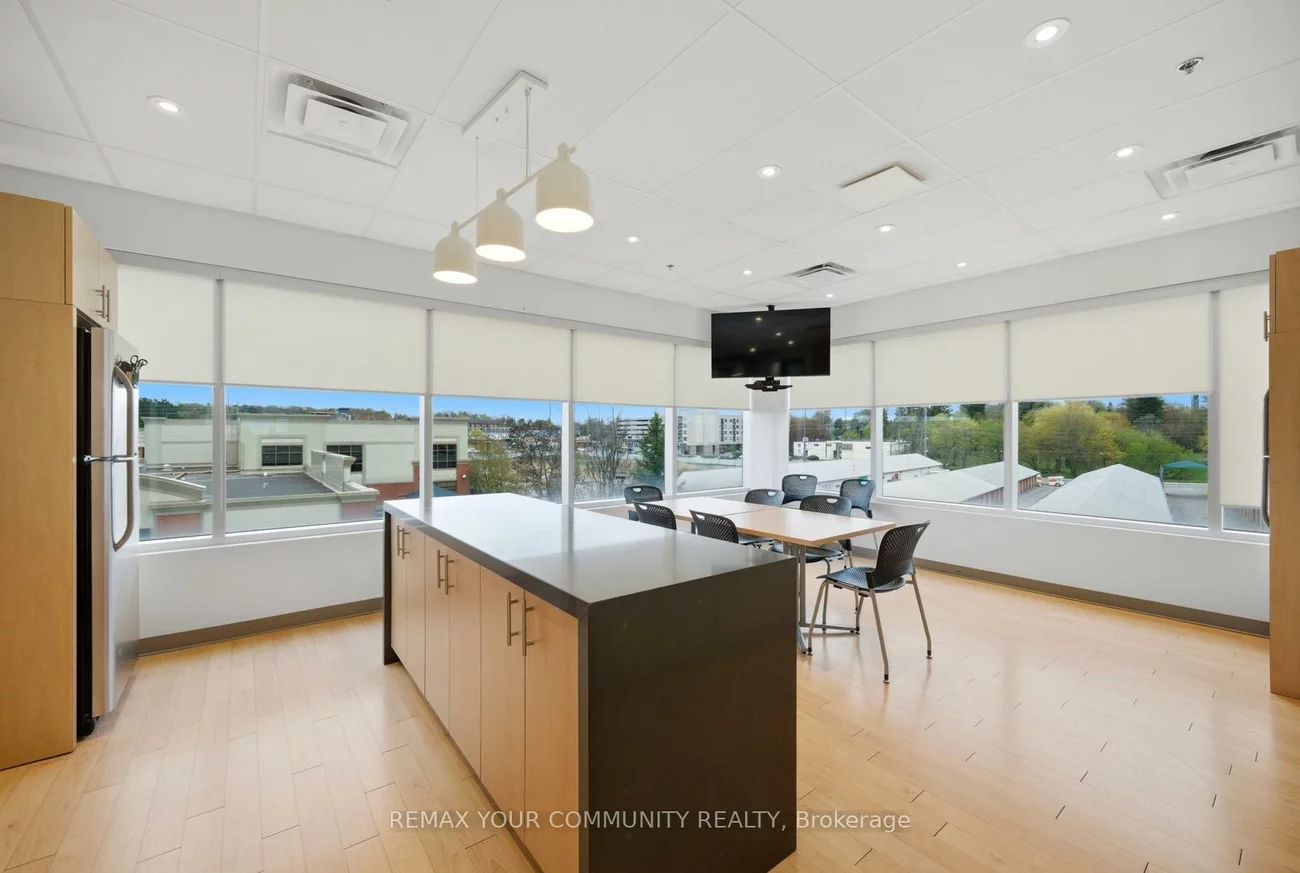 230, Wellington, Bayview Wellington, Aurora