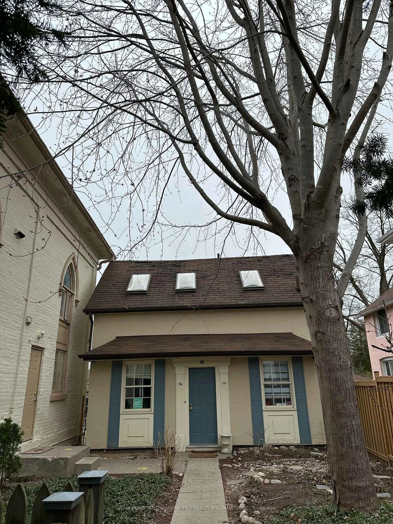 16-18, Mosley, Aurora Village, Aurora