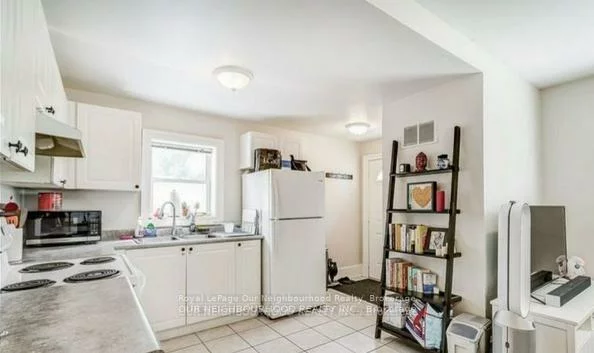 81, Wellington, Aurora Village, Aurora