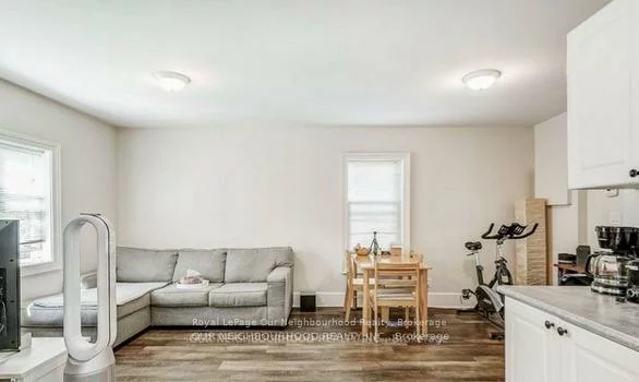 81, Wellington, Aurora Village, Aurora