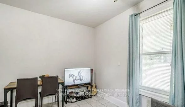 81, Wellington, Aurora Village, Aurora