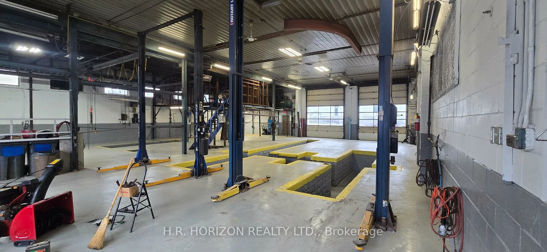 60, Industrial, Aurora Village, Aurora