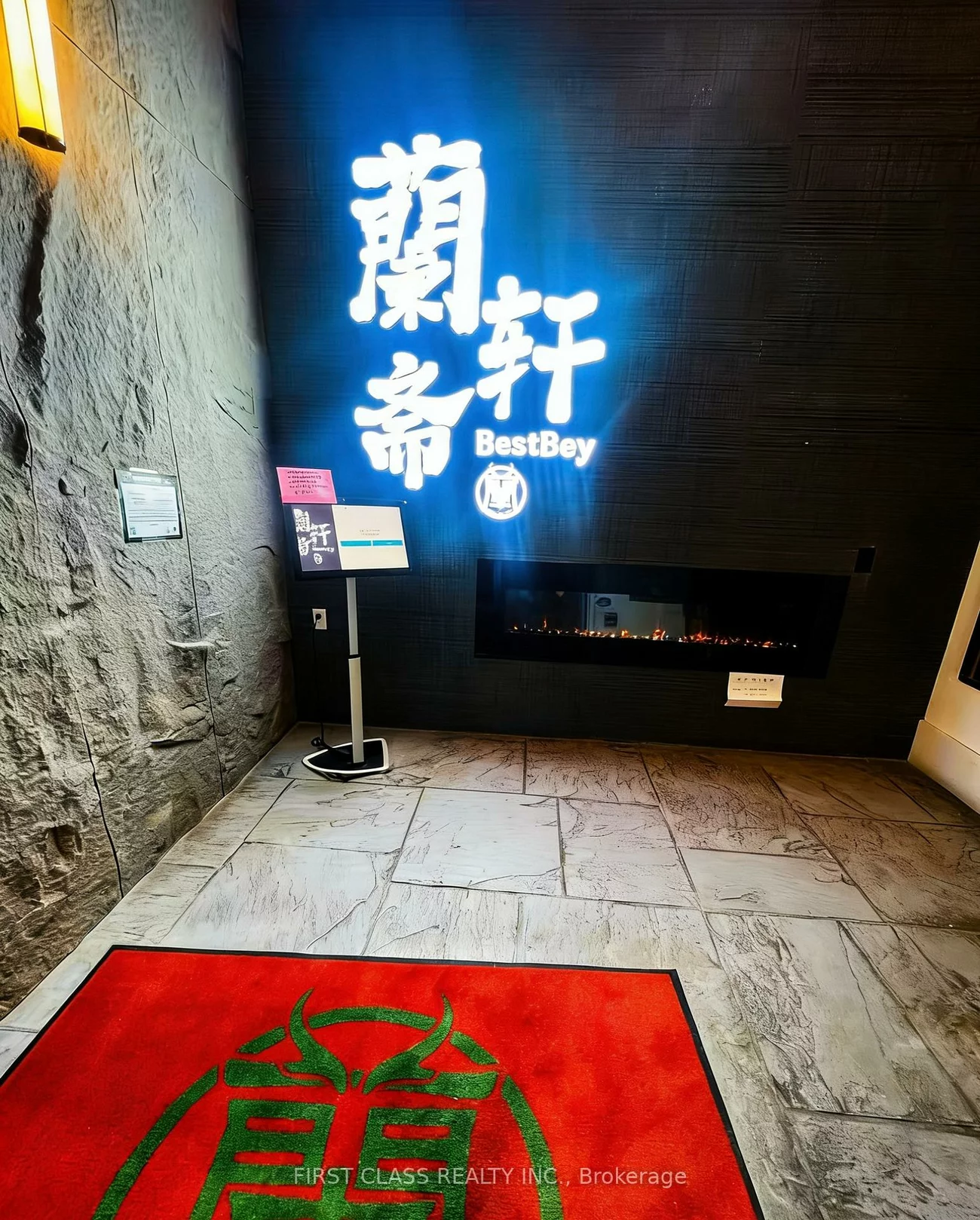 444, Hollandview, Bayview Wellington, Aurora