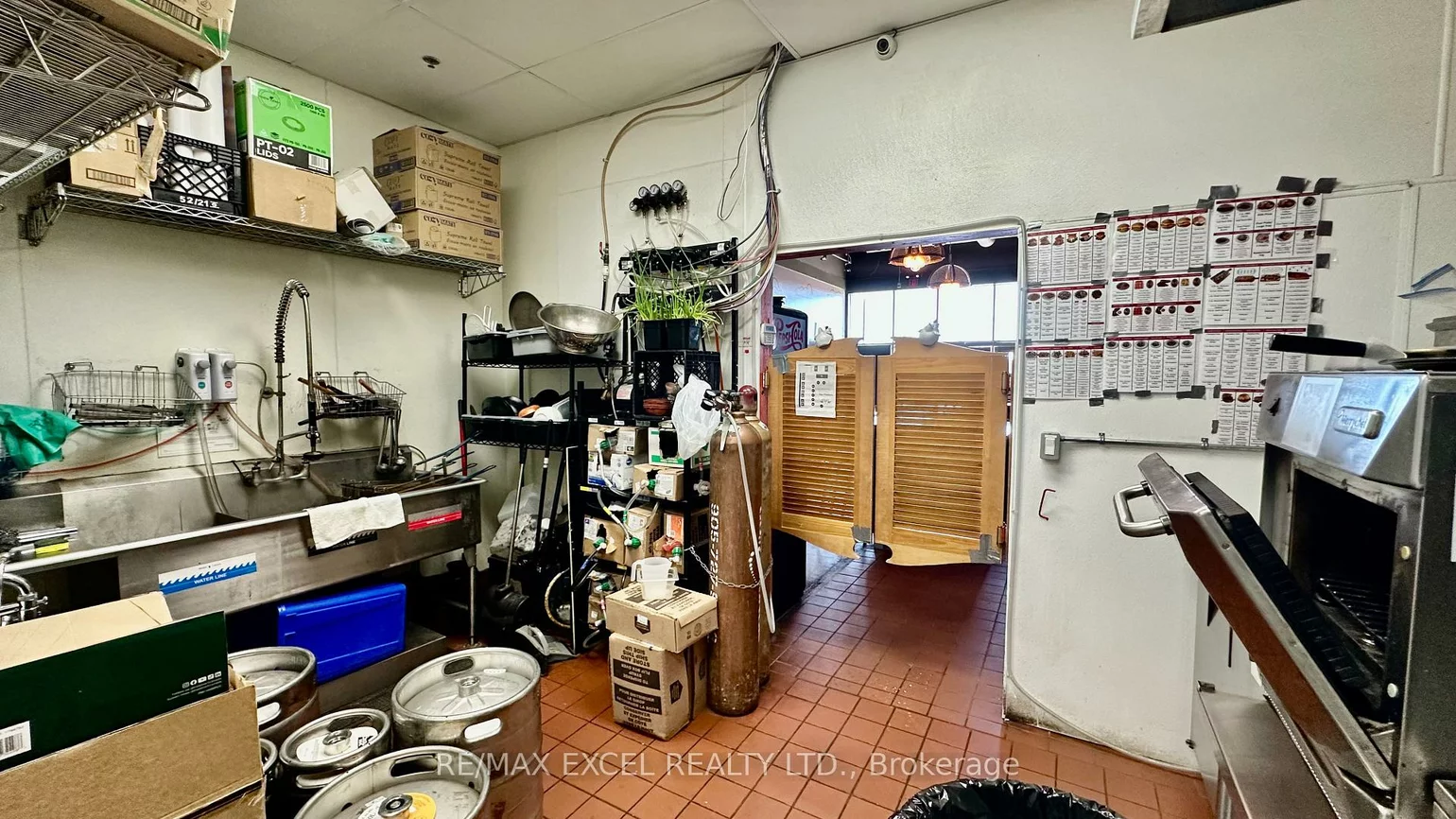 650, Wellington, Bayview Wellington, Aurora