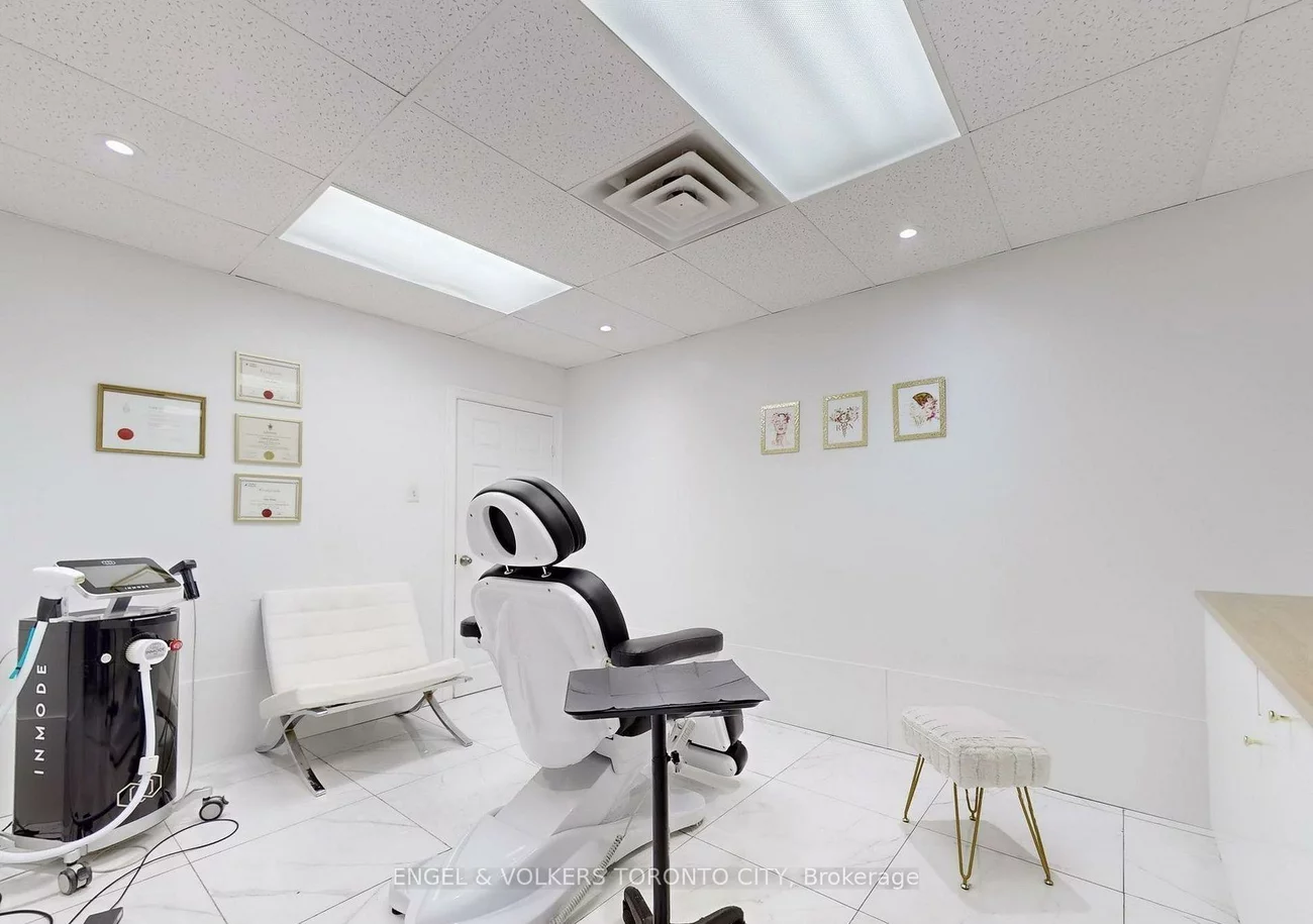 15187, Yonge, Aurora Village, Aurora