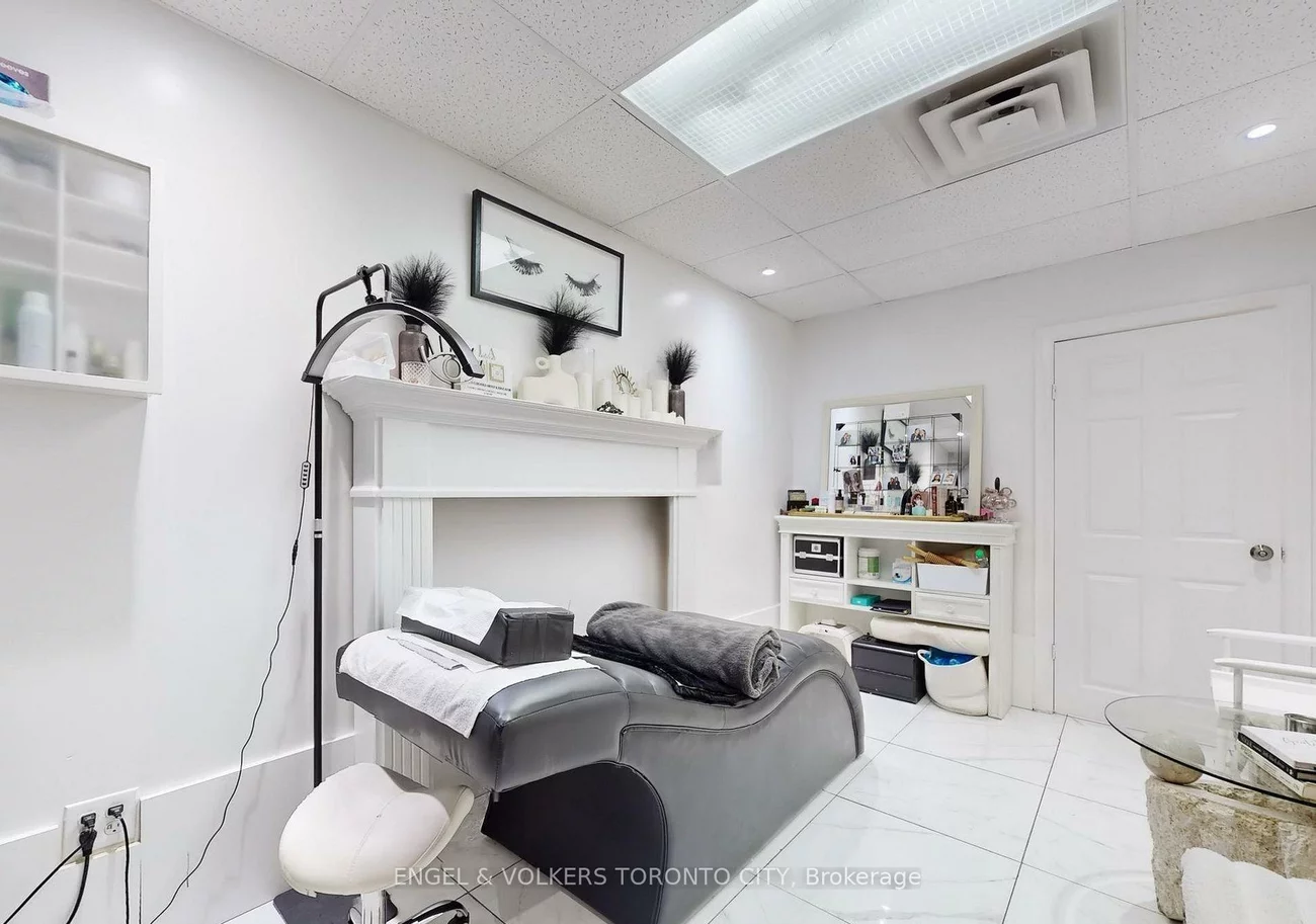 15187, Yonge, Aurora Village, Aurora