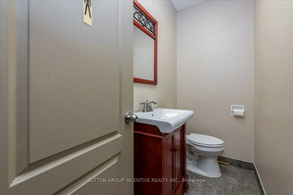 27, Hooper, 400 East, Barrie