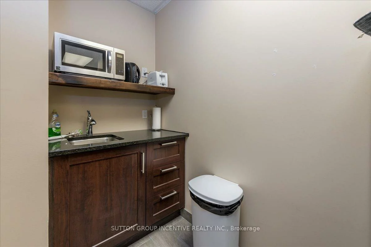 27, Hooper, 400 East, Barrie