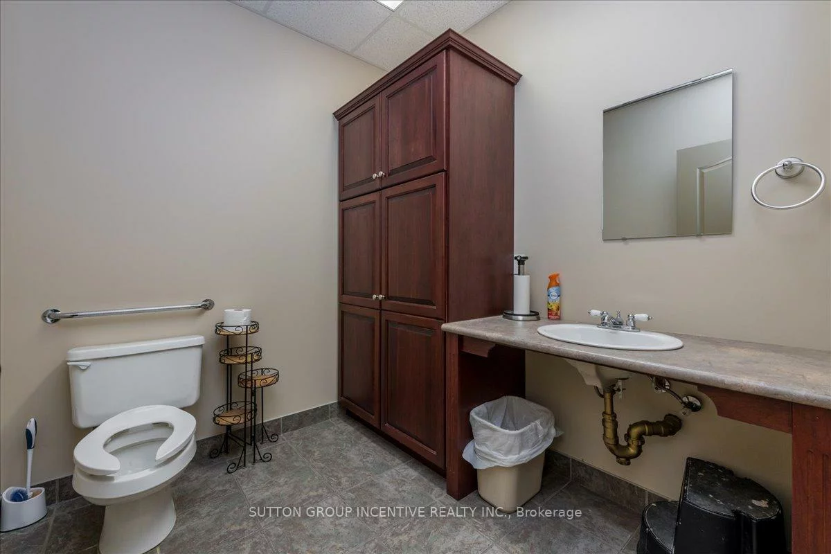 27, Hooper, 400 East, Barrie