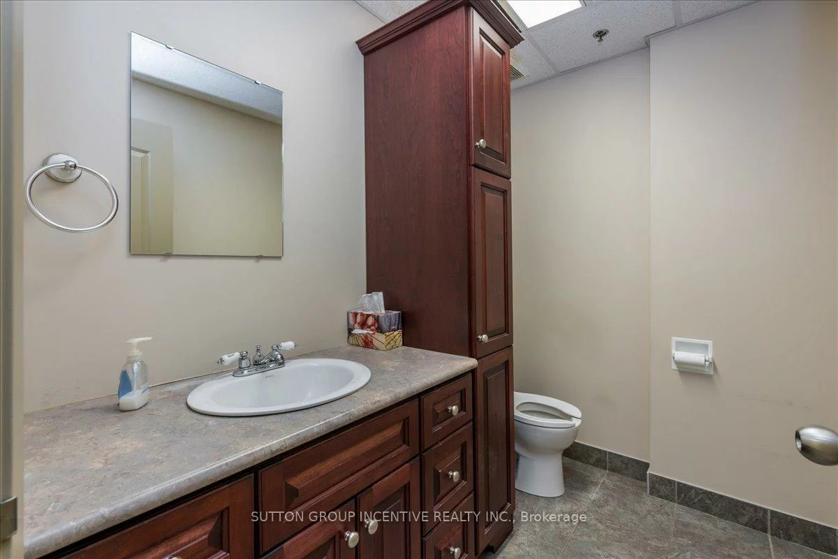 27, Hooper, 400 East, Barrie