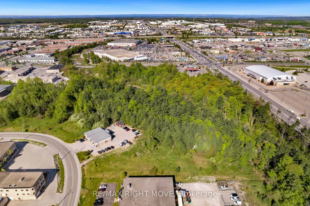 44, Hooper, 400 East, Barrie