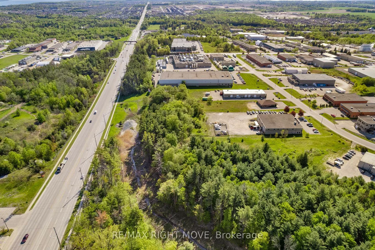 44, Hooper, 400 East, Barrie