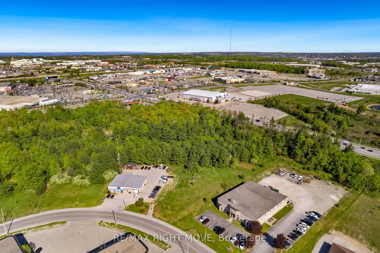 44, Hooper, 400 East, Barrie