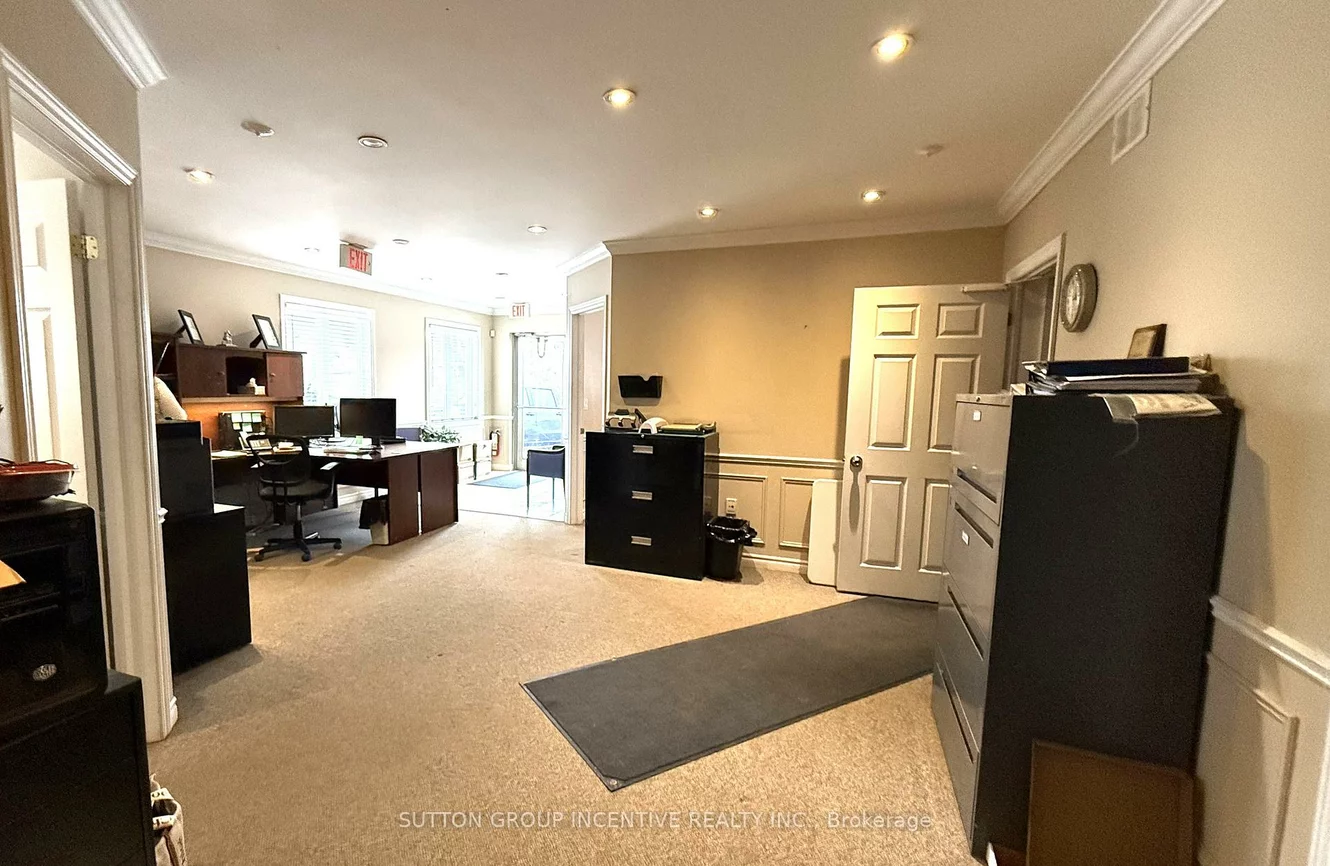 218, Lockhart, 400 East, Barrie