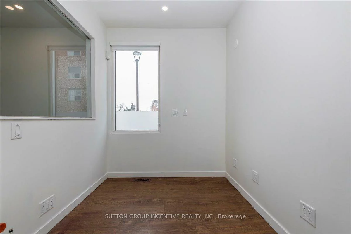 18, Worsley, City Centre, Barrie