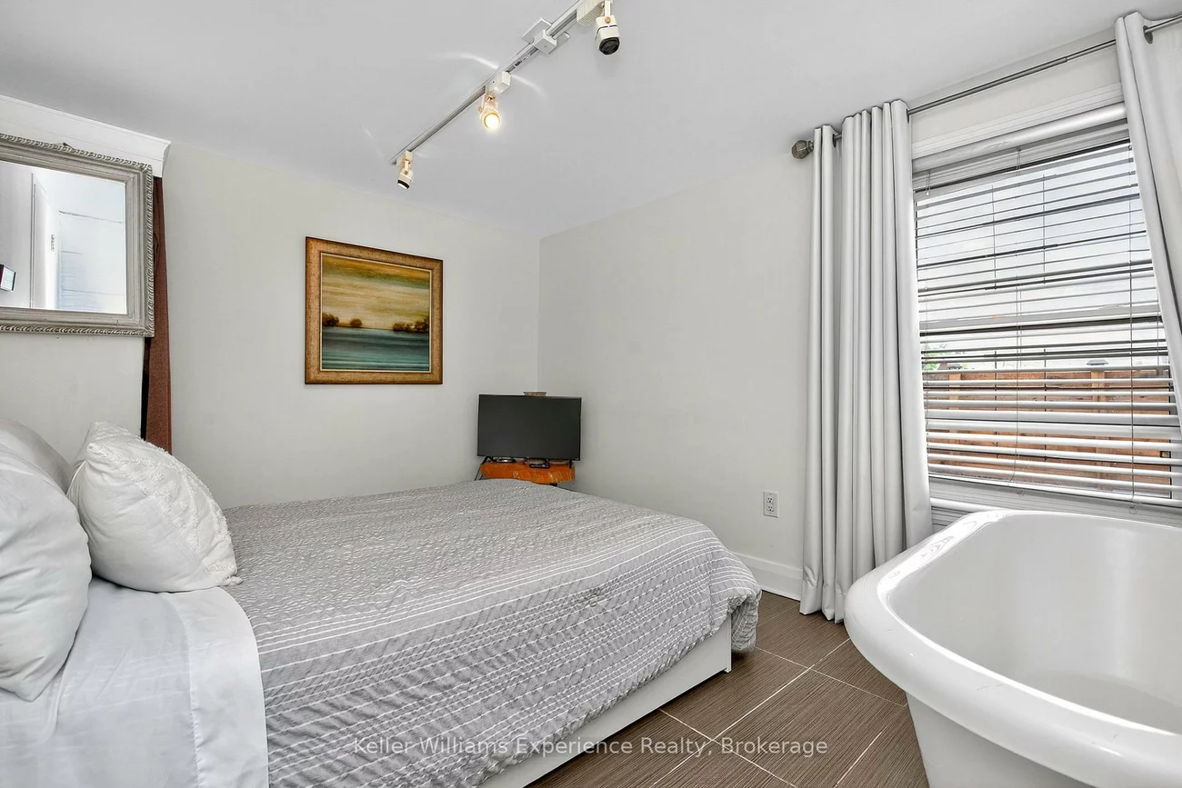 49, Mary, City Centre, Barrie