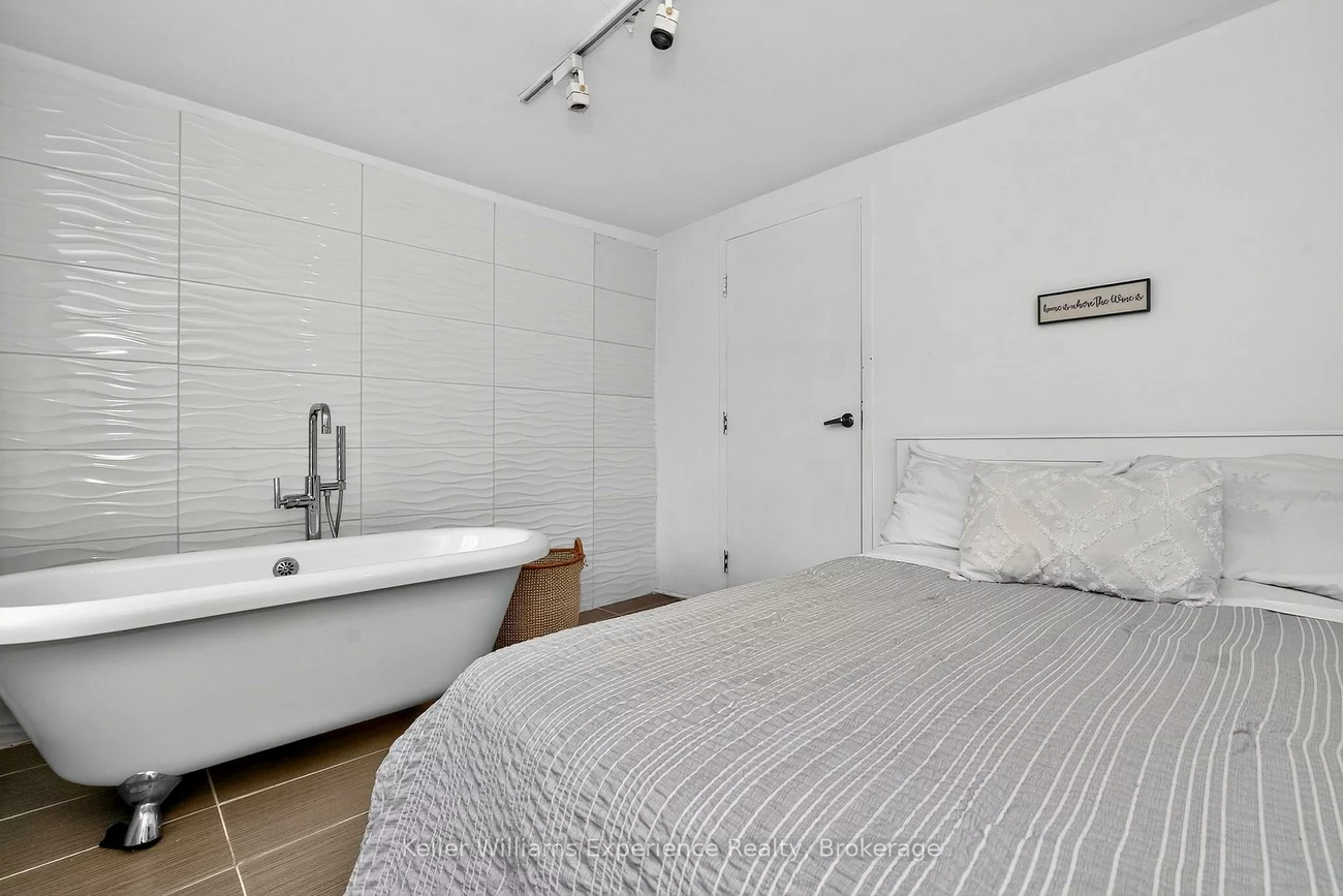 49, Mary, City Centre, Barrie