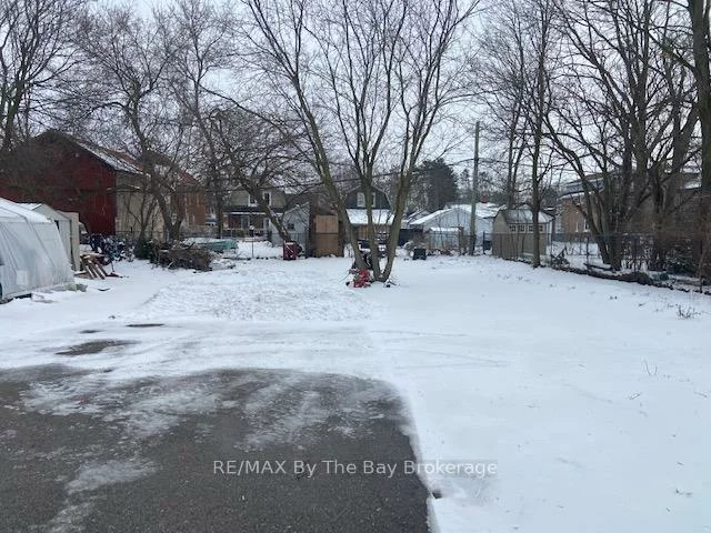 13, HENRY, Queen's Park, Barrie