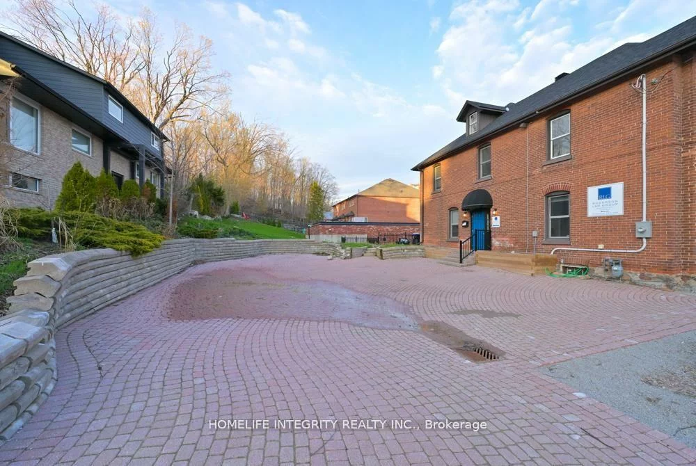 25, BERCZY, Codrington, Barrie