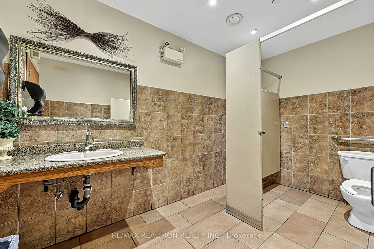 61, King, 400 West, Barrie