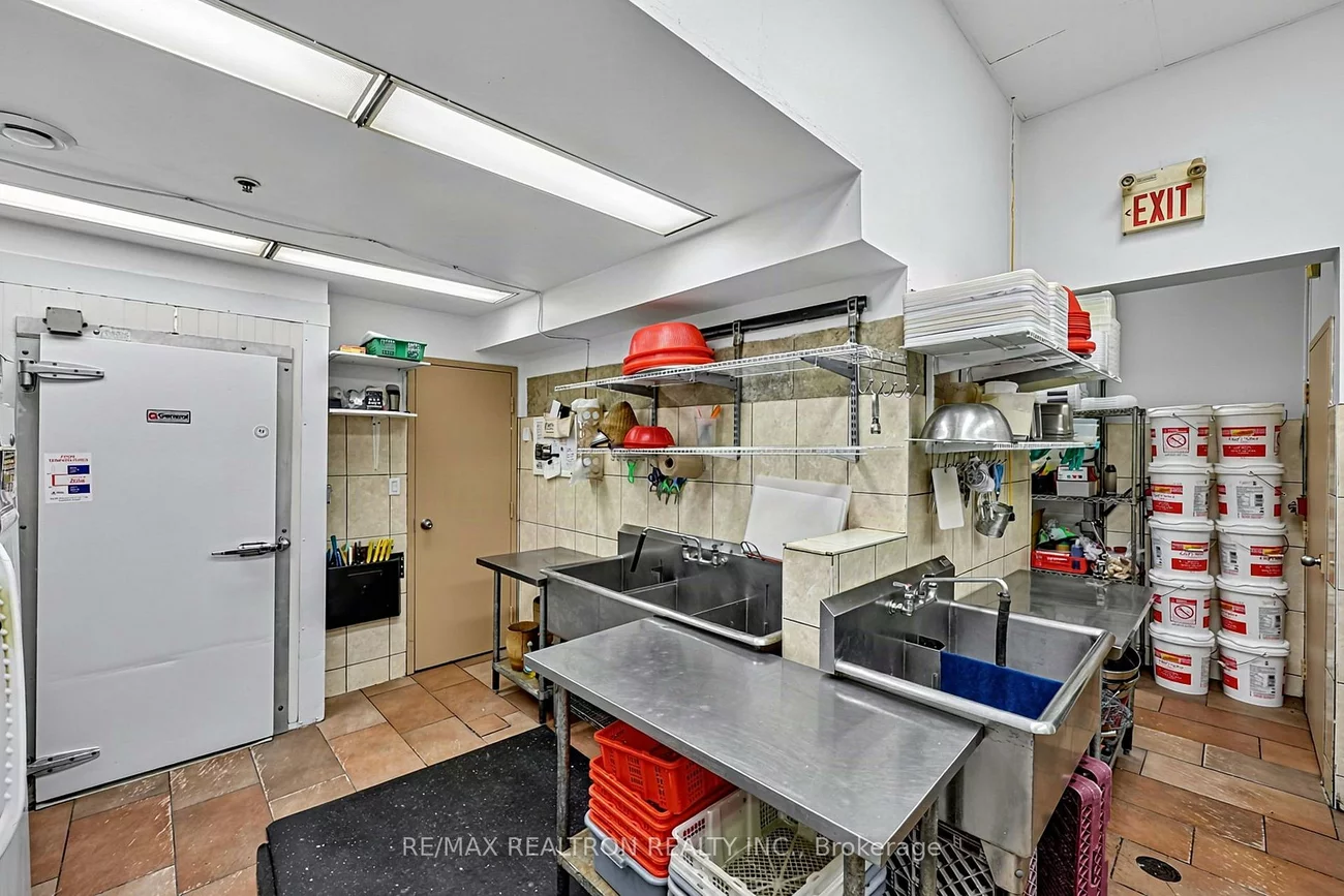 61, King, 400 West, Barrie