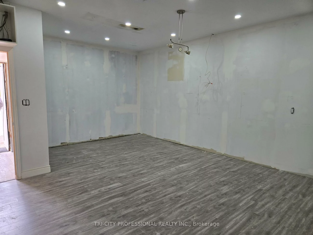 8, Melanie, Steeles Industrial, Brampton