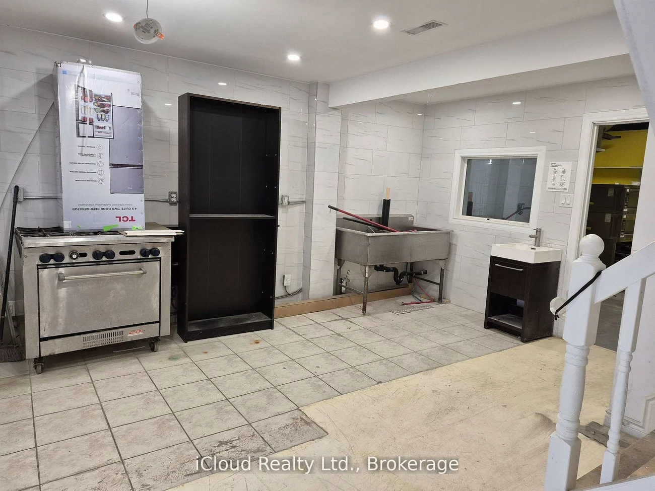 8, Strathearn, Steeles Industrial, Brampton