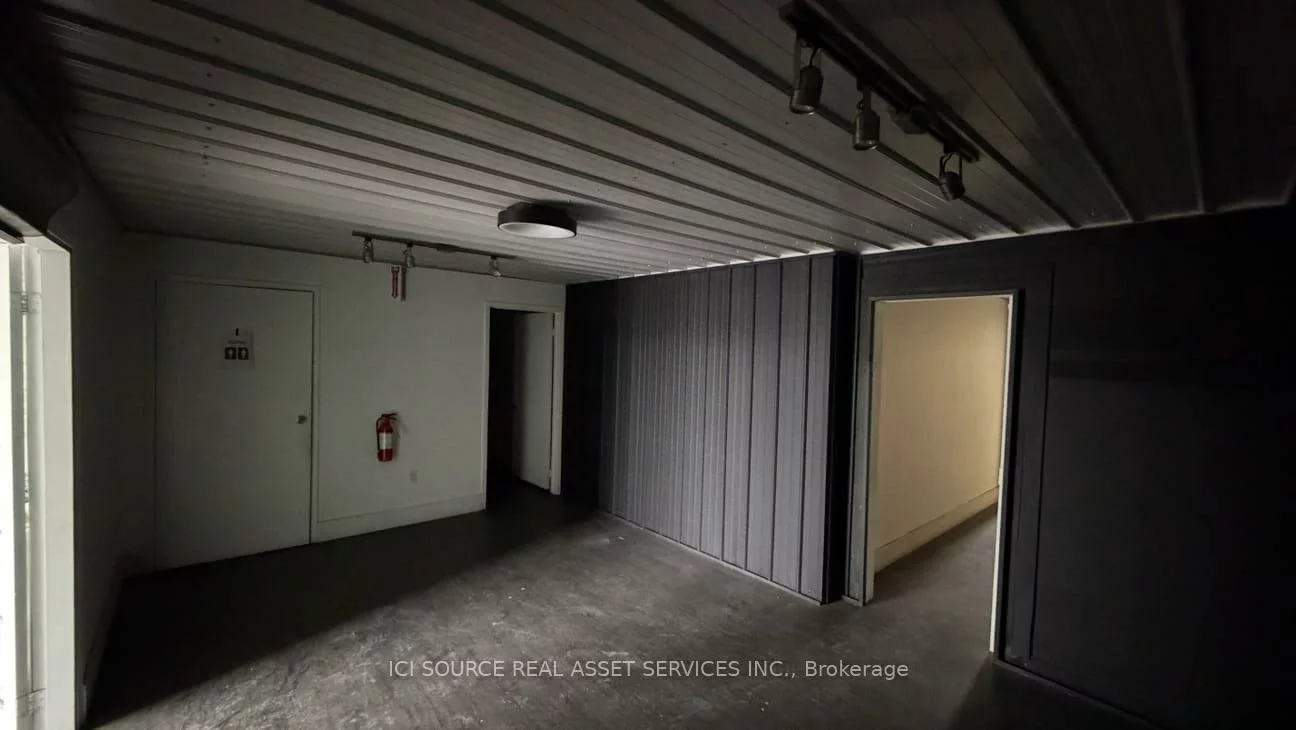 18, Strathearn, Steeles Industrial, Brampton