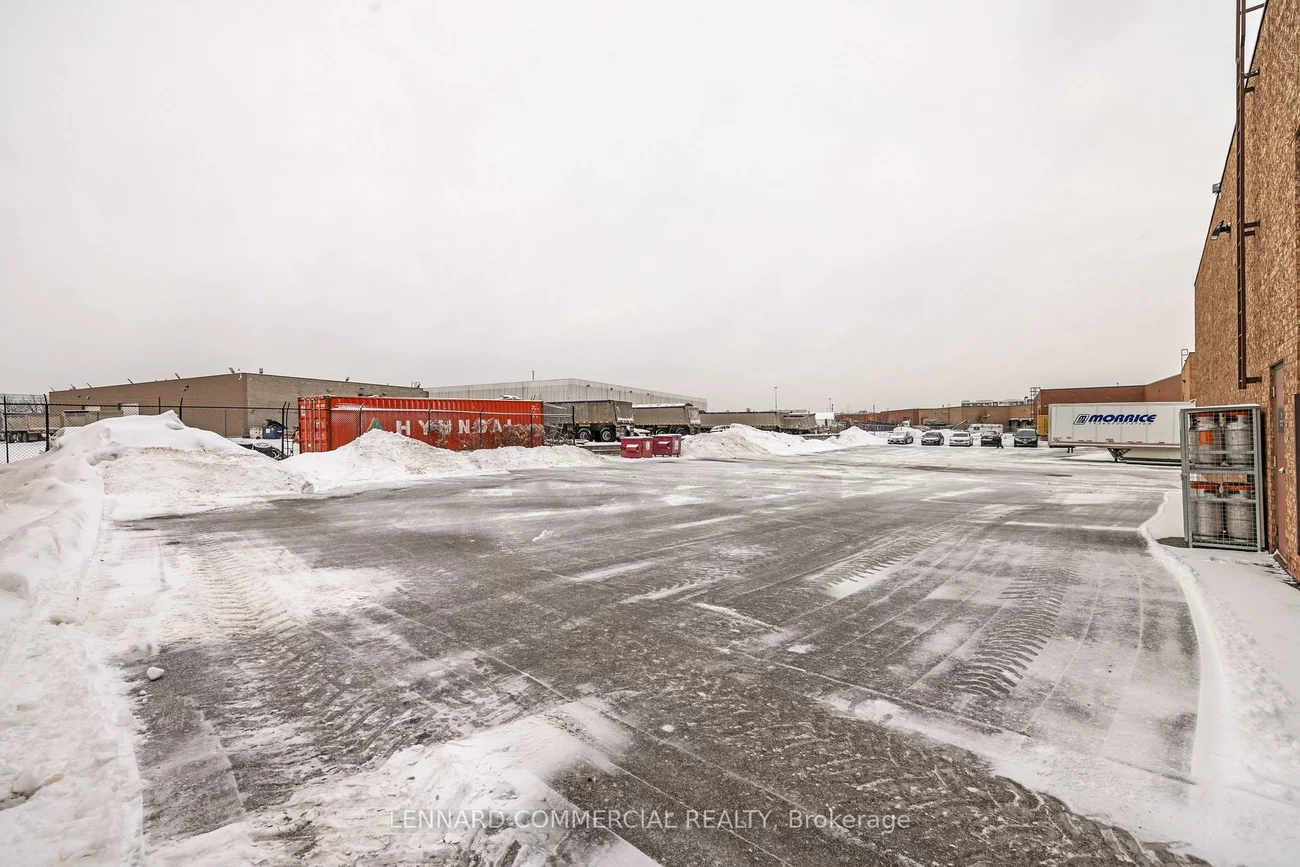 18, Hedgedale, Steeles Industrial, Brampton