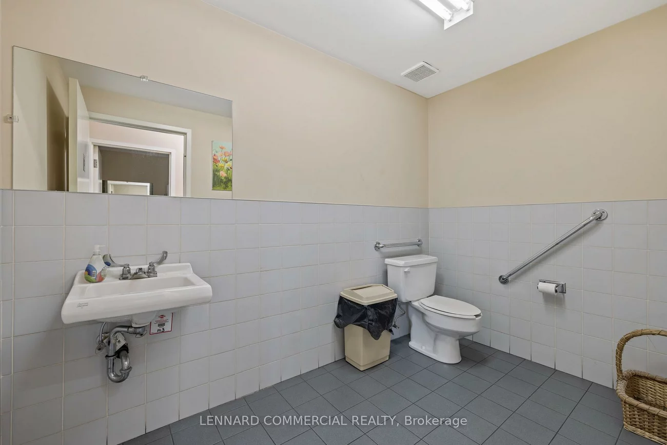 18, Hedgedale, Steeles Industrial, Brampton