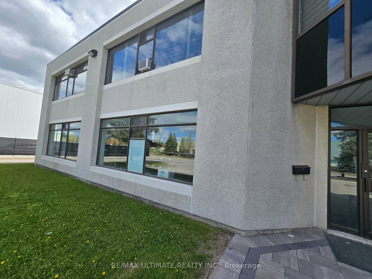 386, Deerhurst, Gore Industrial South, Brampton