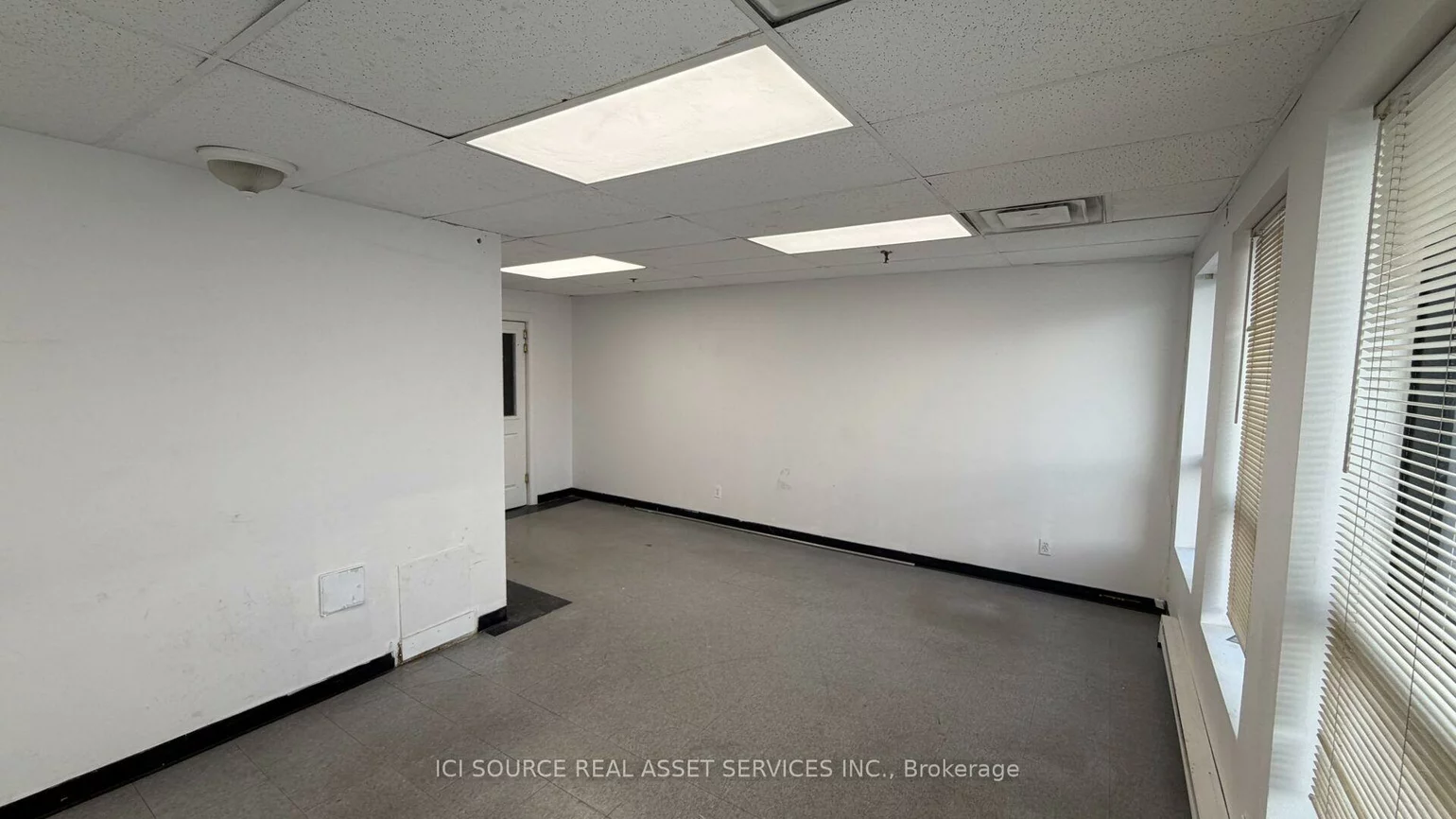 18, Strathearn, Steeles Industrial, Brampton