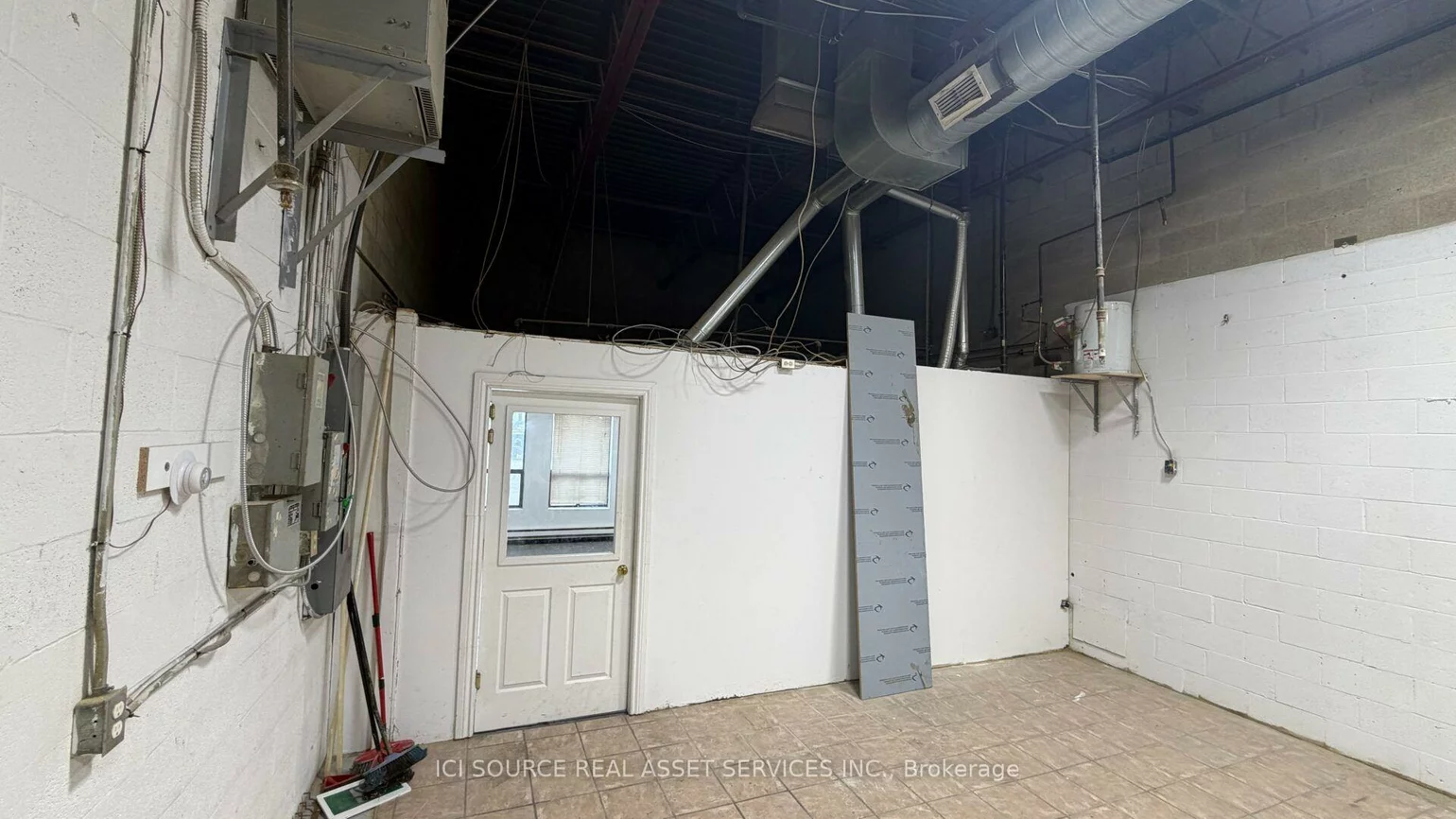 18, Strathearn, Steeles Industrial, Brampton