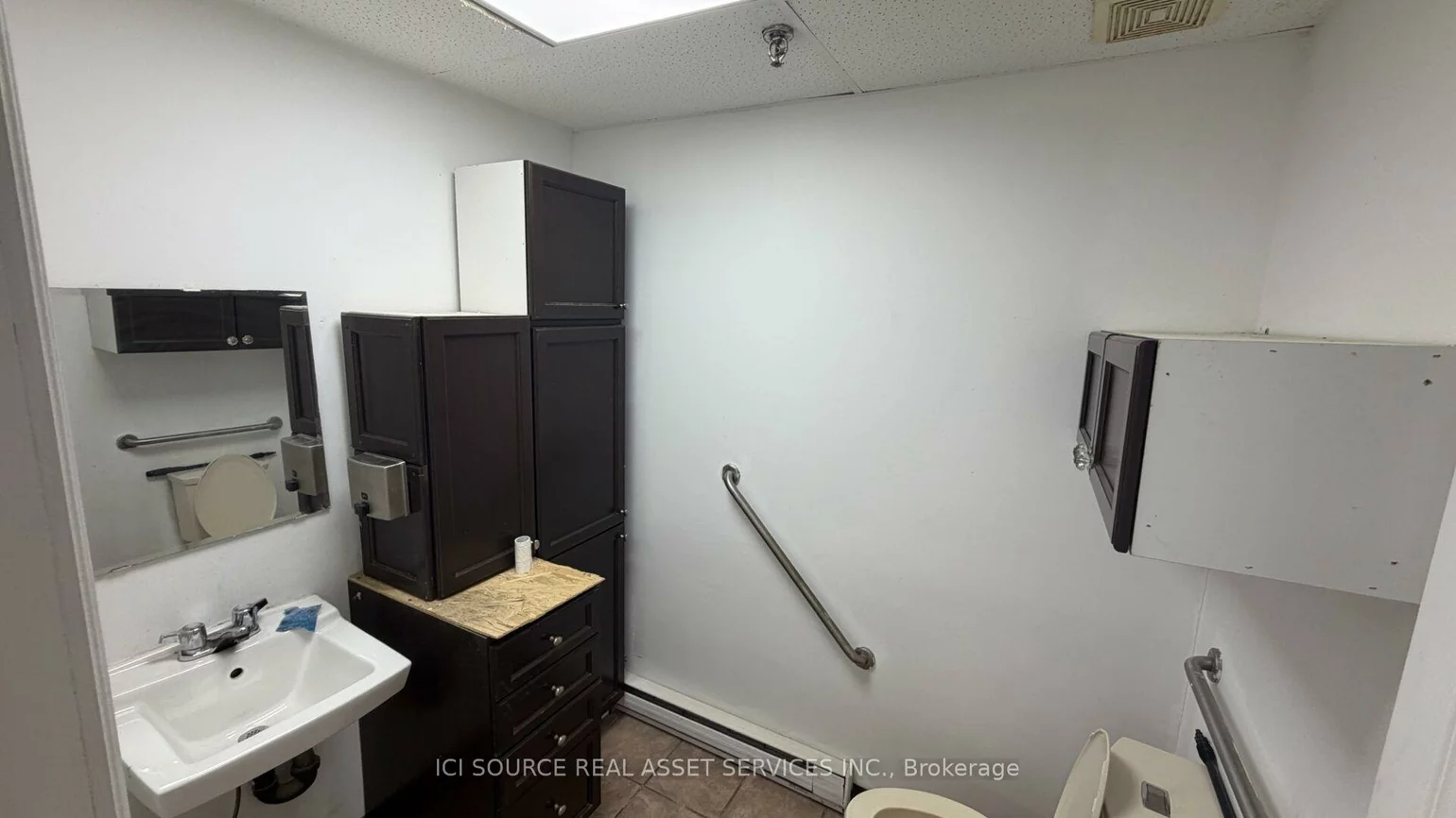 18, Strathearn, Steeles Industrial, Brampton