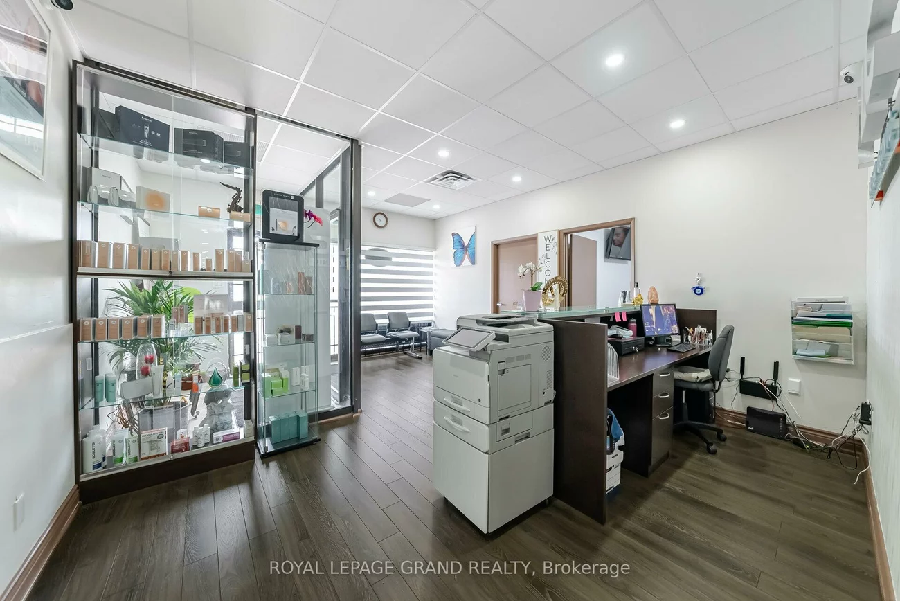 30, Melanie, Steeles Industrial, Brampton