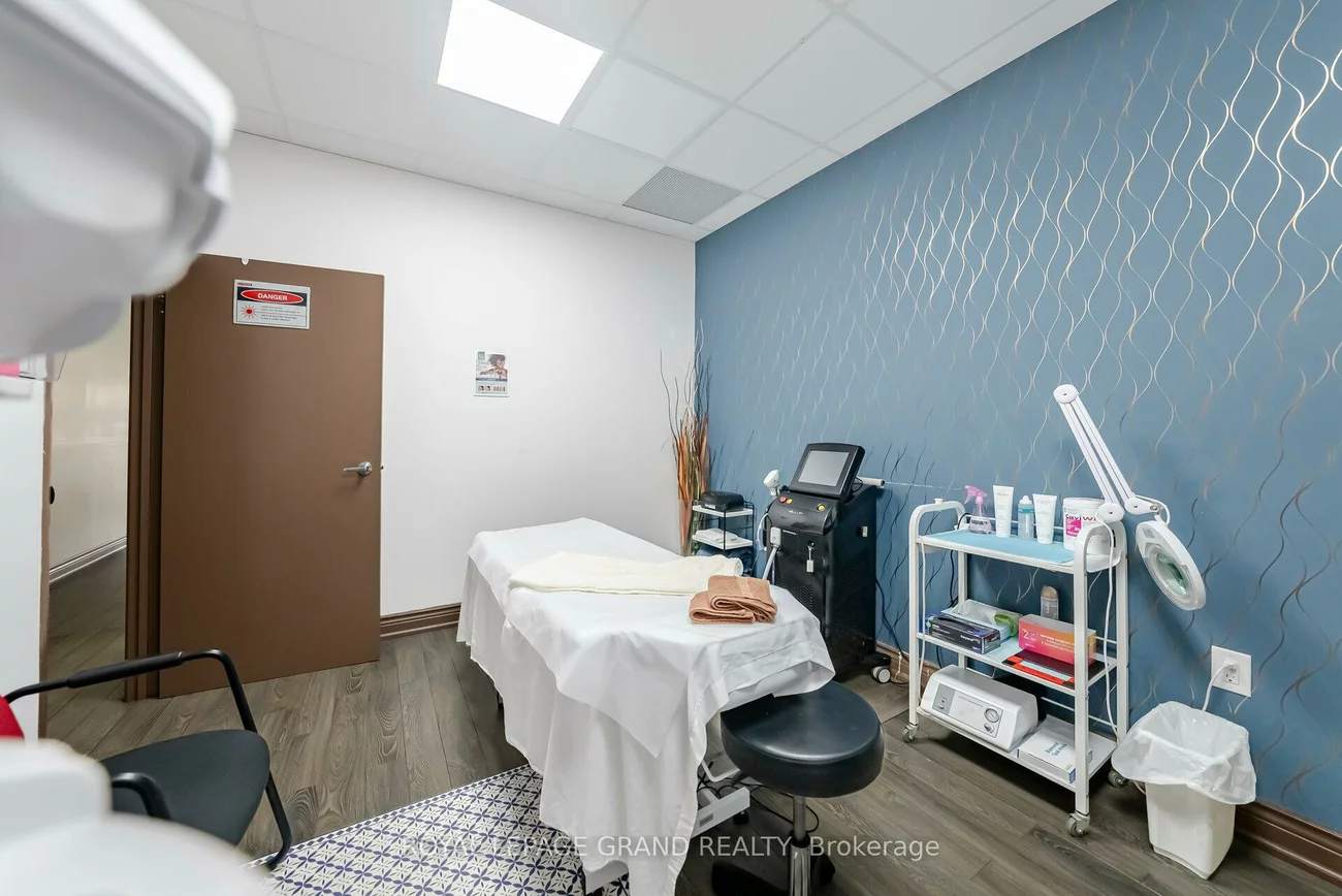 30, Melanie, Steeles Industrial, Brampton