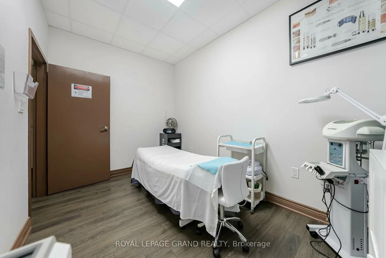 30, Melanie, Steeles Industrial, Brampton