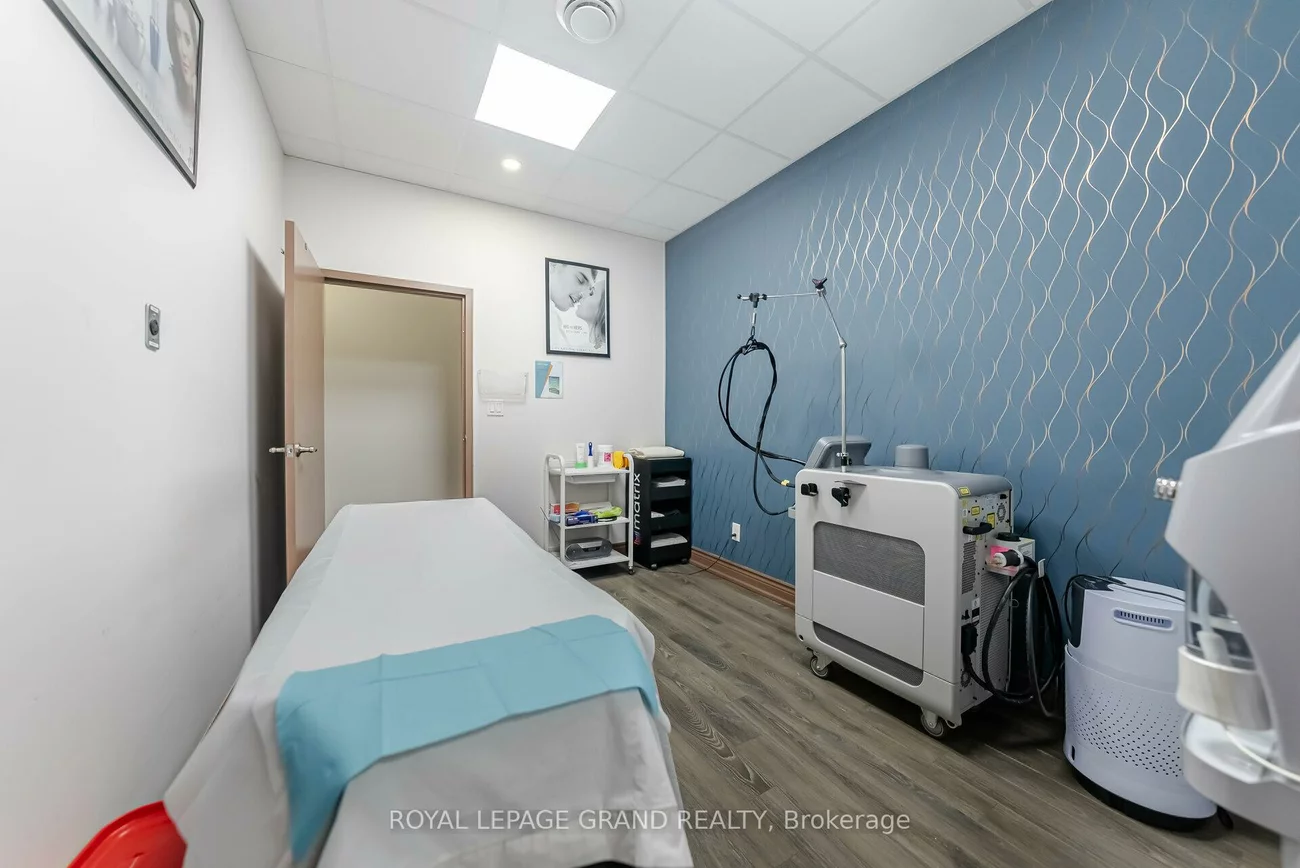 30, Melanie, Steeles Industrial, Brampton