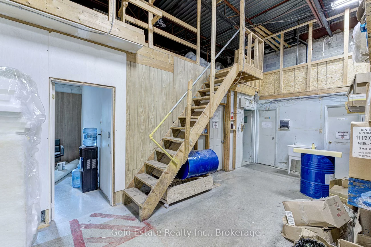 16, Strathearn, Steeles Industrial, Brampton