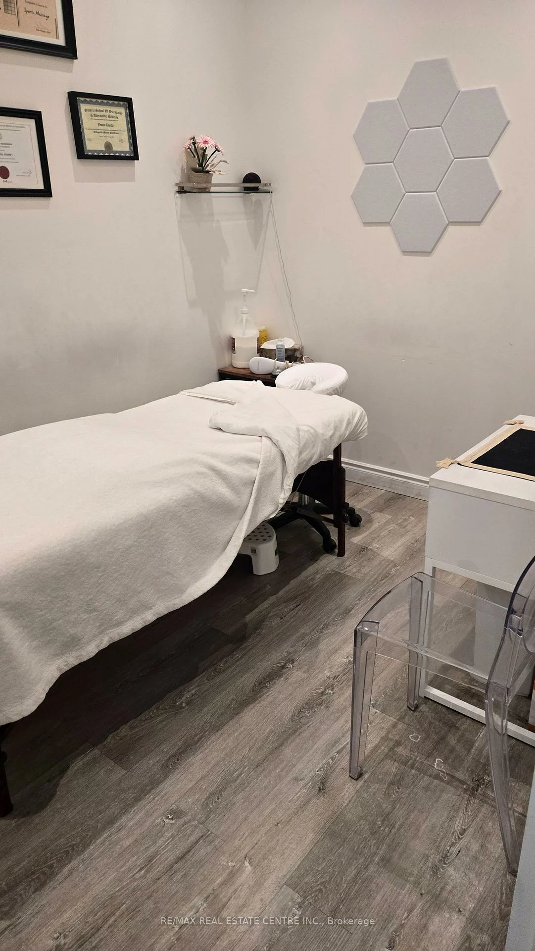 1, Queensgate, Bolton East, Caledon