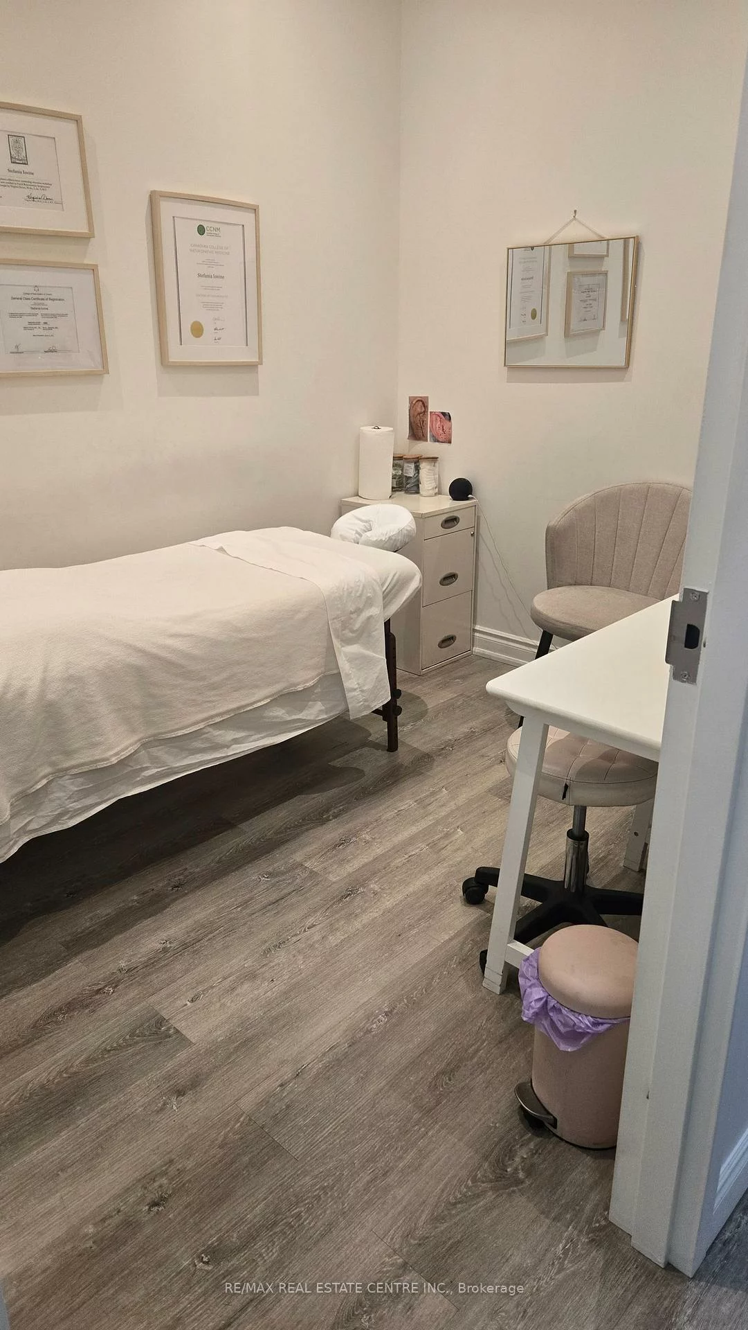 1, Queensgate, Bolton East, Caledon