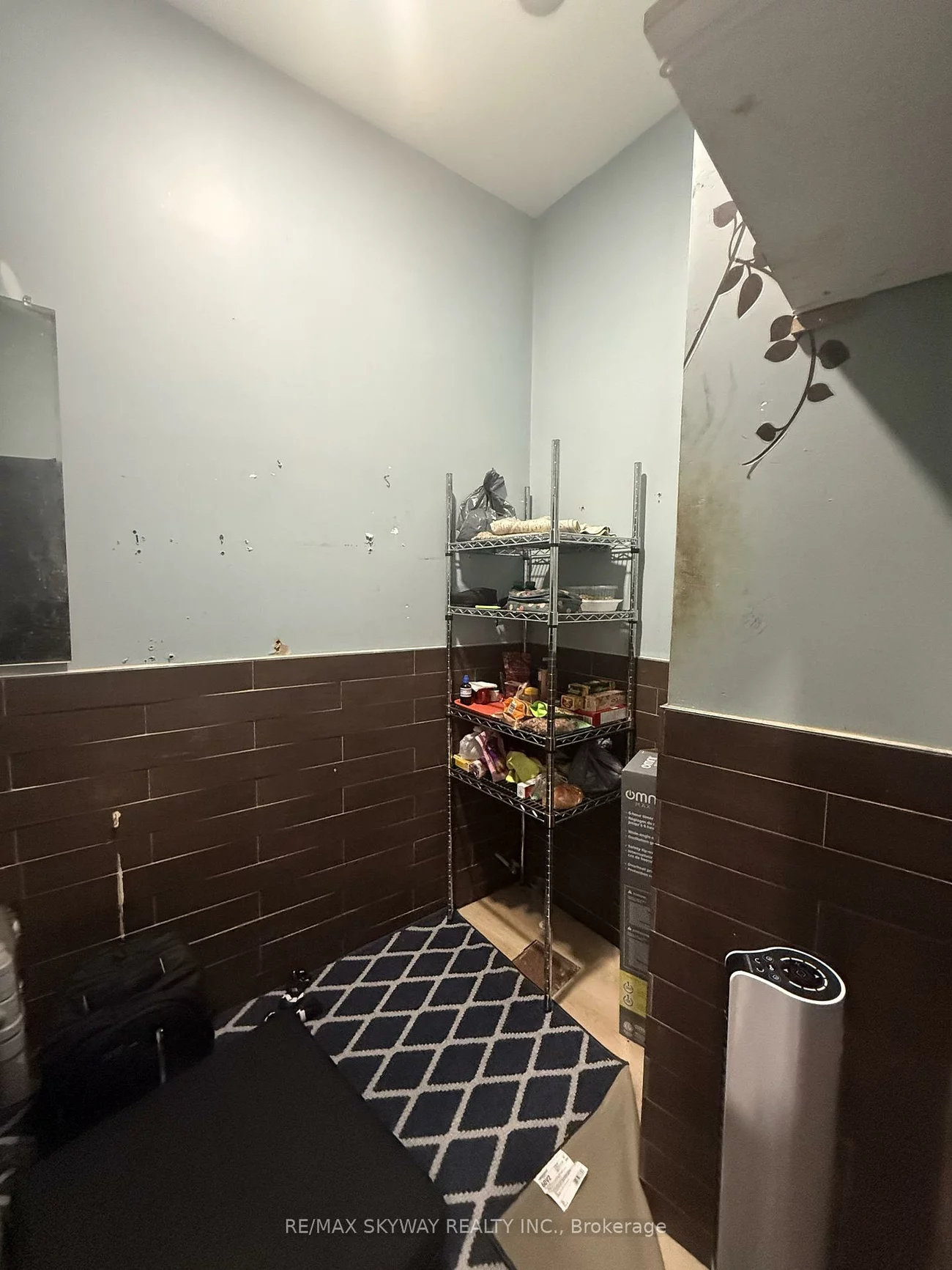 256, Queen, Bolton West, Caledon