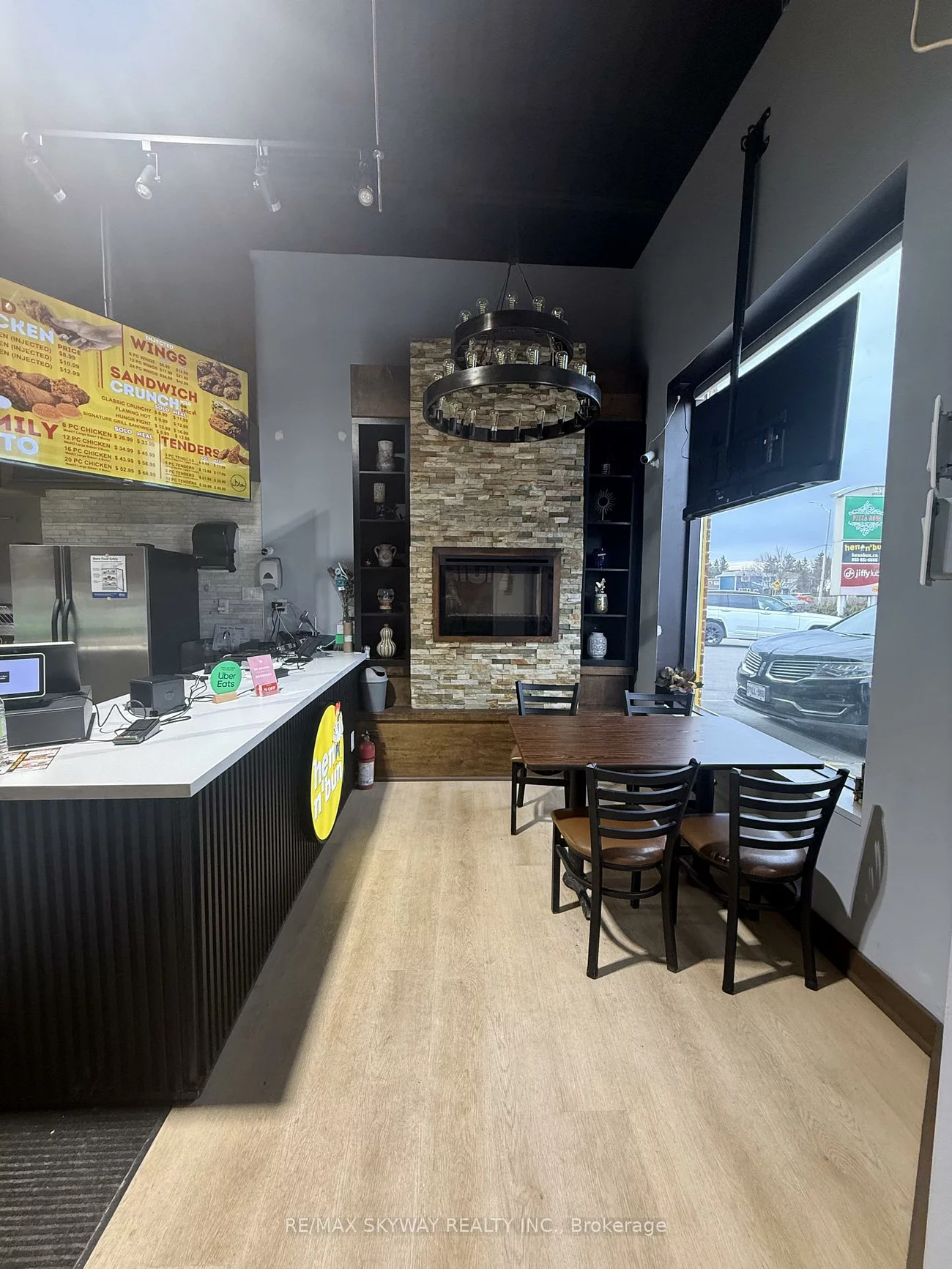 256, Queen, Bolton West, Caledon