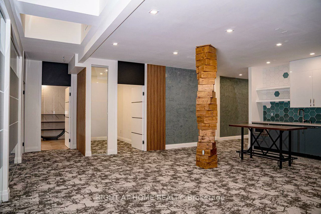 8119, Yonge, Royal Orchard, Markham